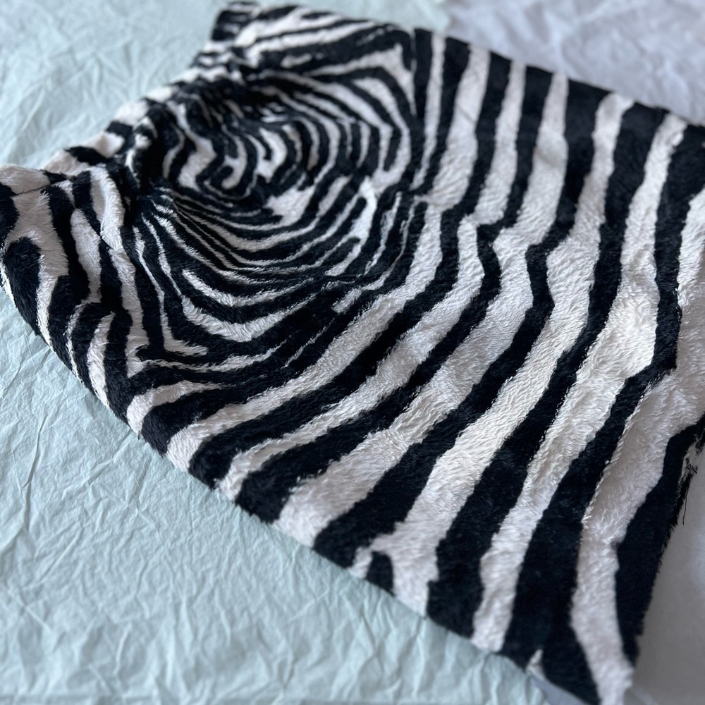 VTG 91’ zebra faux fur mini skirt sz S Lea Rome Bloomingdale’s rosette